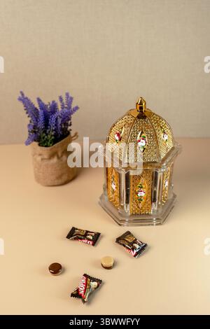 Giacarta, Indonesia, 17 luglio 2025: Caramelle dorate ornate con design mediorientale, caramelle del caffè e lavanda per la celebrazione di Eid al-Fitr. Foto Stock
