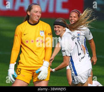 18 luglio 2021, Bridgeview, Illinois, Stati Uniti: 18 luglio, 2021 - Bridgeview, Illinois, Stati Uniti - OL Reign's BETHANY BALCER (24) (centro) e EUGÃ`NIE LE SOMMER (9) destra, guardate indietro al portiere dei Chicago Red Stars CASSIE MILLER (38) dopo il primo gol di BALCER durante una partita della National Women's Soccer League al SeatGeek Stadium di Bridgeview, Illinois. Chicago ha vinto, 3-1. (Immagine di credito: © H. Rick Bamman/ZUMA Press Wire) Foto Stock