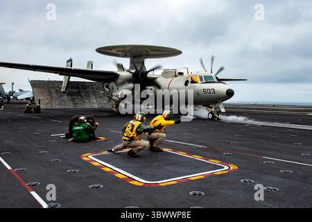 12 luglio 2021 - Oceano Pacifico - un e-2D Advanced Hawkeye, assegnato al â€œBlack Eaglesâ€ del Carrier Airborne Early Warning Squadron (VAW) 113, viene lanciato dal ponte di volo della portaerei classe Nimitz USS Carl Vinson (CVN 70), 12 luglio 2021. Vinson sta attualmente conducendo operazioni marittime di routine nella 3rd Fleet degli Stati Uniti. (Immagine di credito: © U.S. Navy/ZUMA Press Wire Service/ZUMAPRESS.com) Foto Stock