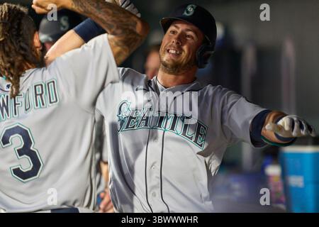 Luglio 1202021: La seconda base di Seattle Dylan Moore (25) batte la palla durante la partita con i Seattle Mariners e i Colorado Rockies tenutasi al Coors Field di Denver Co. David Seelig/Cal Sport medi (immagine di credito: &Copy; David Seelig / Cal Sport Media/CSM tramite cavo ZUMA) Foto Stock
