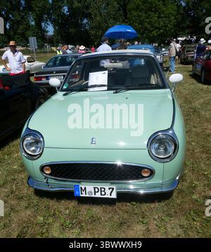 Garching, Germania - esposizione Oldtimer auto e moto 2025, 4 luglio: Cabriolet due porte Nissan Figaro M PB 7 1991 vista frontale Foto Stock