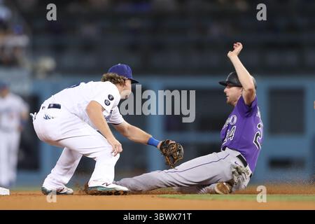 23 luglio 2021: La seconda base dei Colorado Rockies Ryan McMahon (24) viene taggata dal secondo base dei Los Angeles Dodgers Zach McKinstry (8) che cerca di rubare la seconda base durante un lancio in picchettaggio alla prima base durante la partita tra i Colorado Rockies e i Los Angeles Dodgers al Dodger Stadium di Los Angeles, CA. (Foto di Peter Joneleit) (Credit Image: &Copy; Peter Joneleit/CSM via ZUMA Wire) Foto Stock