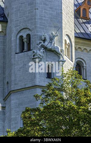 Scultura di Sigurd il Drago Slayer sulla torre delle scale, castello di Neuschwanstein di Re Ludovico II, castello da favola in stile neo-romanico, Wo UNESCO Foto Stock