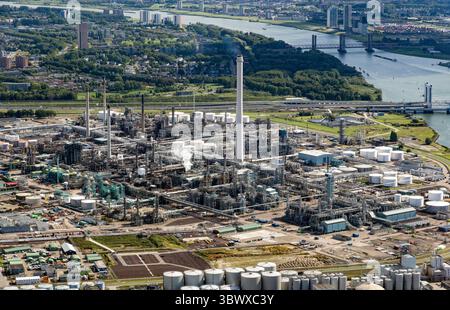 Vista aerea della raffineria Shell Pernis. È la più grande raffineria d'Europa, che si estende su un vasto complesso industriale con ampie infrastrutture e facil Foto Stock
