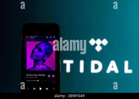 26 luglio 2021, Barcellona, Catalogna, Spagna: In questa foto viene mostrata un'app Tidal visualizzata su uno smartphone con il logo Tidal sullo sfondo. (Immagine di credito: © Thiago Prudencio/DAX tramite ZUMA Press Wire) Foto Stock