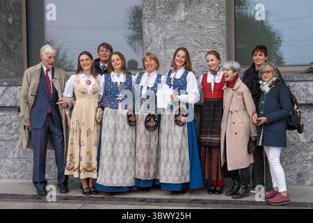 Le famiglie norvegesi si vestono con tradizionali costumi popolari fuori dal municipio di Oslo. Norvegia. Foto Stock