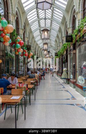 La Royal Arcade di Norwich ha aperto nel 1899. Architetto George Skipper all'apice della popolarità dello shopping Arcade. In stile Art Nouveau e Arts & Crafts. Foto Stock