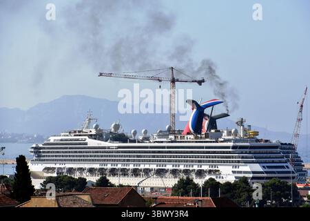 27 luglio 2021, Marsiglia, Francia: Navi da crociera Carnival Valor (in primo piano) e Carnival Legend attraccate a Marsiglia. (Immagine di credito: © Gerard bottiglia/SOPA immagini tramite ZUMA Press Wire) Foto Stock