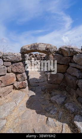 Resti di capanne preistoriche in pietra nel villaggio nuragico di Serra Orrios, in Sardegna Foto Stock