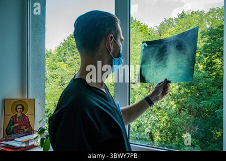29 luglio 2021, Kiev, Kiev, Ucraina: Un medico controlla una radiografia polmonare di un paziente con coronavirus nelle cure intensive dell'ospedale clinico Oleksandrivska a Kiev, Ucraina. Alcuni dei pazienti affetti da coronavirus sviluppano una pneumatica o fibrosi nei polmoni. (Immagine di credito: © Celestino Arce Lavin/ZUMA Press Wire) Foto Stock