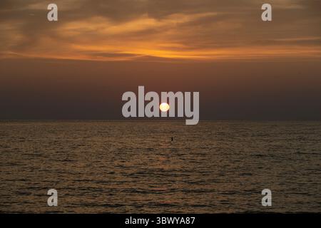 26 luglio 2021, St. Petersburg, Florida, Stati Uniti: Il tramonto a Pass-a-Grille Beach, lunedì 26 luglio 2021 a St. Petersburg. (Immagine di credito: © Arielle Bader/Tampa Bay Times tramite ZUMA Press Wire) Foto Stock