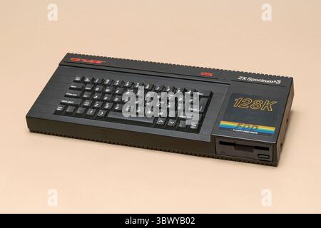 Pavia, Lombardia, Italia - 8 dicembre 2024: Sinclair ZX Spectrum + 3 unità floppy disk 128k del 1983 al Ctrl+Alt Museum. Lanciato nel 1987 a un prezzo di Foto Stock