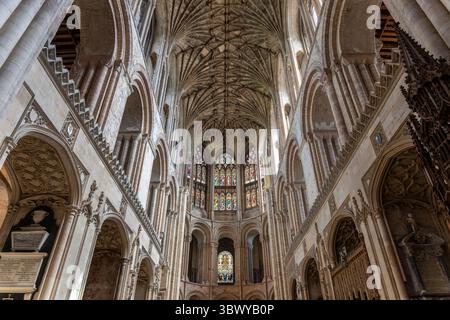 Cattedrale di Norwich, Norfolk, Inghilterra. Costruito nel 1096, la guglia è la seconda più alta in Inghilterra, con i suoi 96 metri di altezza. Una nuova ala fu aggiunta nel 2010. Foto Stock