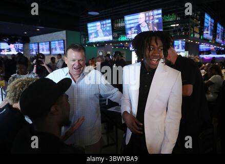 30 luglio 2021: Ayo Dosunmu e l'allenatore di pallacanestro maschile dell'Illinois Brad Underwood parlano con gli ex compagni di squadra di Dosunmu dopo essere arrivato al suo party di orologi del Draft NBA alla Bracket Room di Chicago il 29 luglio 2021. (Immagine di credito: © John J. Kim/TNS via ZUMA Press Wire/TNS via ZUMA Press Wire) Foto Stock