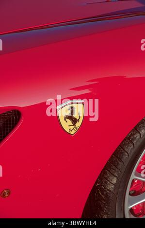Dettaglio distintivo su una Ferrari 599 GTB Fiorano rossa in occasione di una mostra di auto d'epoca nello Yorkshire in Inghilterra Foto Stock