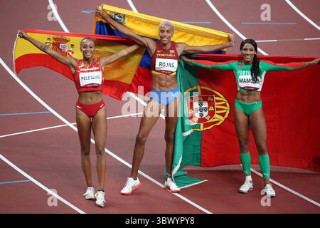 1° agosto 2021, Tokyo, Giappone: Yulimar ROJAS del Venezuela (C) vince la finale del salto triplo femminile allo Stadio Olimpico davanti a Patricia MAMONA del Portogallo (destra) e Ana PELETEIRO della Spagna (sinistra) il 1° agosto 2021 a Tokyo, Giappone, allo Stadio Olimpico il 1° agosto 2021 a Tokyo, Giappone (Credit Image: © Mickael Chavet via ZUMA Press Wire) Foto Stock