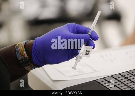 2 agosto 2021: Un vaccino contro la COVID-19 Pfizer viene preparato in un sito di vaccini contro la COVID-19 della Cook County Health vicino a Chicago il 13 maggio 2021. (Immagine di credito: © Jose M. Osorio/TNS via ZUMA Press Wire/TNS via ZUMA Press Wire) Foto Stock