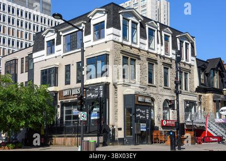 Montreal, Canada - 30 giugno 2025: Il ristorante Dirty Dogs è ora chiuso. Dirty Dogs è specializzato in hot dog gourmet e poutine. Foto Stock