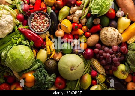 La raccolta autunnale porta verdure fresche e biologiche, mature, salutari e pronte per essere gustate in salutari pasti da fattoria a tavola, verdure locali biologiche di stagione Foto Stock