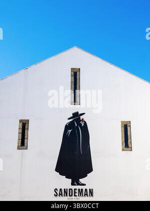 Murale del logo "The Don" dell'azienda vinicola Sandeman su un muro bianco a Vila Nova de Gaia, Porto District, Portogallo Foto Stock