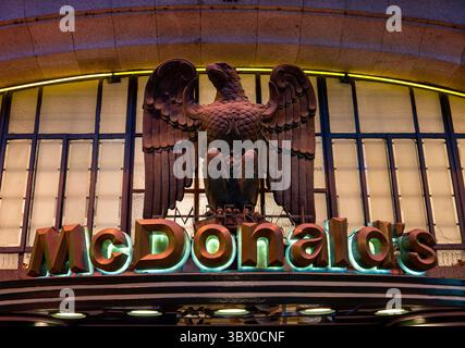 Esterno, insegna in stile anni '1930 e aquila di pietra del McDonald's Restaurant (ex Imperial Cafe) di notte, Aliados, Porto, quartiere di Porto, Portogallo Foto Stock
