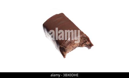 Cagliata glassata nel cioccolato e due metà su un bianco isolato. Foto Stock