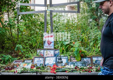 5 agosto 2021, Kiev, Kiev, Ucraina: Un uomo passa vicino al memoriale di fronte all'ambasciata bielorussa, in ricordo di Vitaly Shishov, capo del gruppo degli esiliati bielorussi, assassinato a Kiev, Ukrane. Ci sono sospetti che agenti segreti bielorussi siano stati coinvolti nel suo omicidio. (Immagine di credito: © Celestino Arce Lavin/ZUMA Press Wire) Foto Stock