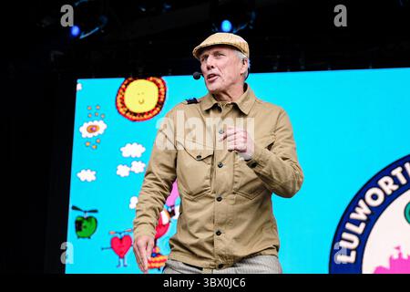 30 luglio 2021, Lulworth, Dorset, Regno Unito: Percussionista inglese, ballerino, DJ e personalità dei media Mark Berry, alias Bez, più popolarmente conosciuto come membro di band britanniche, The Happy Mondays e Black Grape, si esibisce sul palco del Camp Bestival di Lulworth. (Immagine di credito: © Dawn Fletcher-Park/SOPA Images via ZUMA Press Wire) Foto Stock