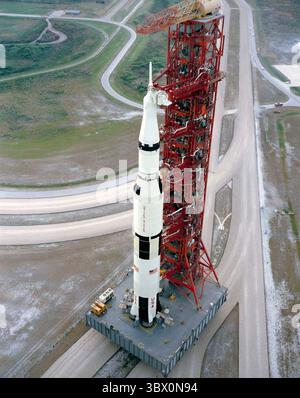 26 luglio 2021 - Cape Canaveral, Florida, Stati Uniti - questa immagine dell'11 maggio 1971 è una vista ad alto angolo che mostra la navicella spaziale Apollo 15 sulla strada dal Vehicle Assembly Building al Pad A, Launch Complex 39 al Kennedy Space Center. Il Saturn V stack e la sua torre di lancio mobile si trovano in cima a un enorme trasportatore cingolato. L'Apollo 15 fu la quarta missione di atterraggio lunare con equipaggio programmata ed era comandata da David Scott. Al Worden servì come pilota del modulo di comando e Jim Irwin come pilota del modulo lunare. La missione è stata lanciata con successo il 26 luglio 1971. (Immagine di credito: © NASA/ZUMA Press Wire Service/ZUMAPRE Foto Stock