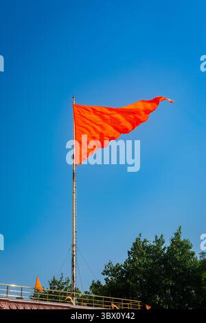 Bandiera indù che fluttua contro un cielo blu limpido Foto Stock