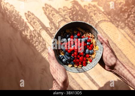 Sana colazione muesli con frutta. Colazione sana con molta frutta e cereali interi. Yogurt con muesli e frutti di bosco Foto Stock