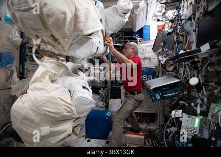 L'astronauta della NASA e l'ingegnere di volo della Expedition 65 Mark Vande Hei disimballano le tute spaziali statunitensi prima di installare i gruppi di telecamere ad alta definizione sulle tute. Foto Stock