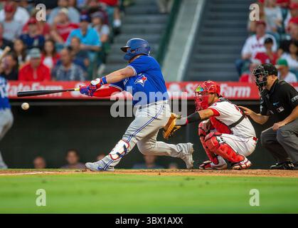 10 agosto 2021, Anaheim, California, USA: Alejandro Kirk #30 dei Toronto Blue Jays at bat durante la loro partita MLS con i Los Angeles Angels martedì 10 agosto 2021 all'Angel Stadium di Anaheim, California. Gli Angels perdono contro i Blue Jays, 0-4. DOUGLAS CUELLAR/PI (immagine di credito: © Prensa Internacional via ZUMA Press Wire) Foto Stock