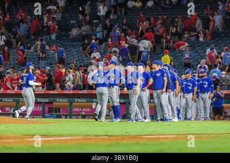 10 agosto 2021, Anaheim, California, Stati Uniti: I Toronto Blue Jays festeggiano dopo aver vinto la partita della MLS contro i Los Angeles Angels martedì 10 agosto 2021 all'Angel Stadium di Anaheim, California. Gli Angels perdono contro i Blue Jays, 0-4. DOUGLAS CUELLAR/PI (immagine di credito: © Prensa Internacional via ZUMA Press Wire) Foto Stock