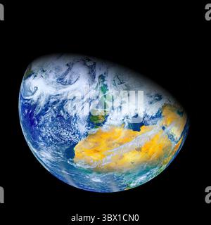 Vista della Terra dallo spazio che mostra nuvole vorticose sull'Oceano Atlantico, il deserto del Sahara in giallo vivo, e parti dell'Europa e dell'Africa occidentale, tutto Foto Stock