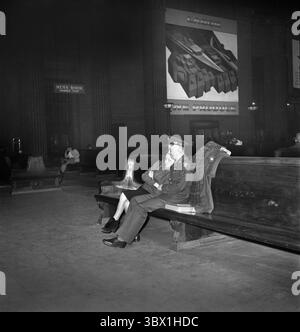 19 maggio 2021, Chicago, Illinois, Stati Uniti: Caporale e donna dell'esercito in attesa di treno in sala d'attesa, Union Station, Chicago, Illinois, USA, Jack Delano, U.S. Office of War Information, gennaio 1943 (immagine di credito: © circa Images/Glasshouse via ZUMA Press Wire) Foto Stock