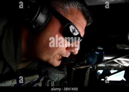 28 luglio 2021 - Coraopolis, Pennsylvania, Stati Uniti - Pennsylvania Air National Guardsman, Tech. Il sergente John Henn, assegnato al 171st Air Refueling Wing, Pennsylvania Air National Guard, sta rifornendo un aereo F-16 â€œFalconâ€, assegnato al 115th Fighter Wing, Wisconsin Air National Guard durante una missione di addestramento di rifornimento aereo di routine il 28 luglio 2021 nei pressi di St. Louis, Missouri. (Foto di Tech. Sergente Bryan Hoover) (immagine di credito: © U.S. National Guard/ZUMA Press Wire Service/ZUMAPRESS.com) Foto Stock