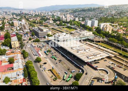 Tbilisi, Georgia - 11 luglio 2025: Veduta aerea della famosa piazza della stazione di Tbilisi e della stazione ferroviaria centrale di Tbilisi collegano popolari nazionali e internazionali Foto Stock