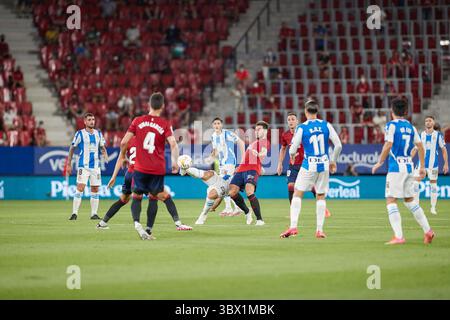 12 agosto 2021, Pamplona, Navarra, Spagna: Jon Moncayola (centrocampista; CA Osasuna) e Unai Garcia (difensore; CA Osasuna) e Adria Giner Pedrosa (difensore; RCD Espanol) in azione durante il calcio spagnolo della Liga Santander, partita tra CA Osasuna e RCD EspaÃ±ol allo stadio Sadar. (Immagine di credito: © Fernando Pidal/SOPA Images via ZUMA Press Wire) Foto Stock