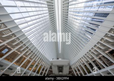 New York, USA - 24 aprile 2023: Hub dei trasporti dell'Oculus Center presso il WTC di New York. Foto Stock