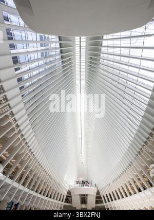 New York, USA - 24 aprile 2023: Hub dei trasporti dell'Oculus Center presso il WTC di New York. Foto Stock