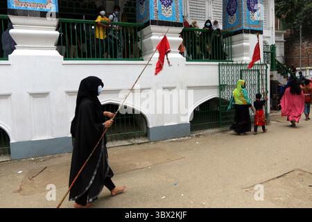 20 agosto 2021 - Dhaka, Bangladesh - il decimo giorno di Muharram è celebrato come Ashura, i musulmani sciiti celebrano il giorno come giorno di lutto per aver ricordato il martirio del nipote del profeta Hazrat Muhammad Hazrat Imam Hussain, i suoi parenti e 72 sostenitori durante lo scontro di Karbala in questo giorno nell'anno Hijri del 61, per riconoscere il giorno, coerentemente, gli Shias tirano fuori la consueta parata di varie regioni della capitale Dhaka del Bangladesh. Il gruppo di persone pianifica la parata e inizia la loro dogana di riconoscimento un paio di giorni prima del decimo Muharram. Ma quest'anno legge Foto Stock