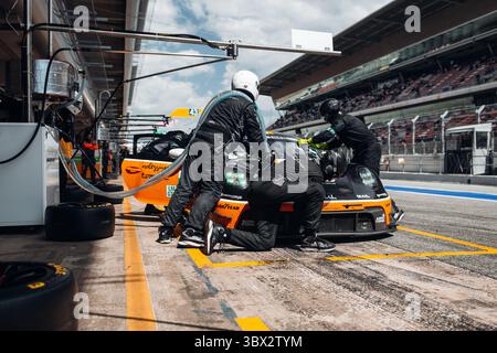Porsche 911 GT3 Cup sulla pit Lane durante il pit stop e il cambio pneumatici Foto Stock