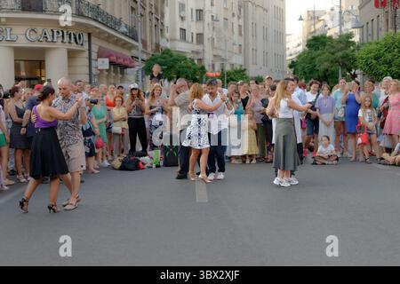 Giovani coppie che ballano per strada durante una gara di danza organizzata dal municipio durante il fine settimana Foto Stock