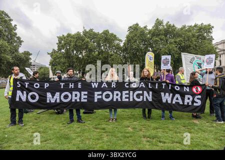 18 agosto 2021, Londra, Regno Unito: I manifestanti tengono uno striscione che espone le loro opinioni durante la manifestazione..alla luce del recente sequestro della capitale afghana Kabul da parte del gruppo terroristico talibano, i civili del paese stanno affrontando la minaccia imminente di uccisioni massicce e di violenza diffusa. Gruppi di attivisti, tra cui Stop the War UK e interpreti/traduttori afghani a Londra si sono riuniti fuori Parliament Square per esprimere solidarietà agli afghani. Chiedono un'azione urgente da parte del governo Boris Johnson per proteggere i membri della famiglia le cui vite sono minacciate, in particolare lo sheddi Foto Stock