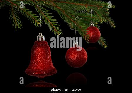Mostra un ramo di abete di rendering 3D con ornamenti glitterati rossi con corde argentate sulla base nera. Festività, festività, decorativa, lucente, elegante, vincere Foto Stock