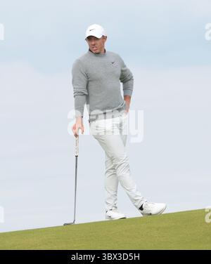 Portrush, Irlanda del Nord. 17 luglio 2025. Il Rory Mcllroy dell'Irlanda del Nord attende di giocare sul quinto green durante il primo round del 153° Open Championship al Royal Portrush Golf Club di Portrush, Irlanda del Nord, giovedì 17 luglio 2025. Foto di Hugo Philpott/UPI credito: UPI/Alamy Live News Foto Stock