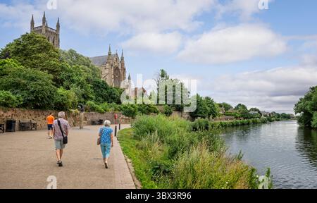 Storica cattedrale di Worcester vista dal sentiero lungo il fiume Severn a Worcester, Worcestershire, Regno Unito, il 14 luglio 2025 Foto Stock