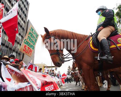 26 agosto 2021, Lima, Lima, Perù: Polizia a cavallo di fronte ai manifestanti quando i sostenitori di Pedro Castillo, presidente dell'estrema sinistra del Perù, scesero in piazza per sostenere il governo in piena tensione politica. (Immagine di credito: © Carlos Garcia Granthon/ZUMA Press Wire) Foto Stock