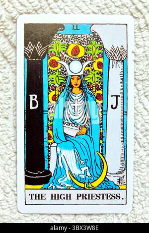 The High Priestess - numero 2 - Studio individuale di carte Tarocchi impostato su sfondo testurizzato. Data: Luglio 2025 Foto Stock
